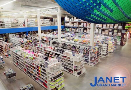 Преди плажа вземете от Janet чадър с UV защита от 9.99 лв. и постелка от естествен материал за 2.99 лв.