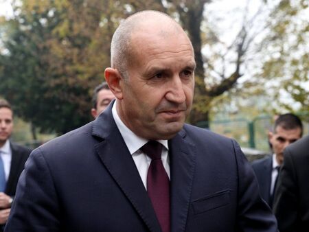 Правителството бърза да се хвали и проси поздравления защото ясно