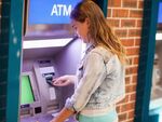 Банки отпускат 3 тегления от банкомат месечно без такса
