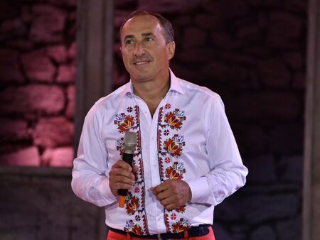 Този култов чалгапевец трябва да почерпи