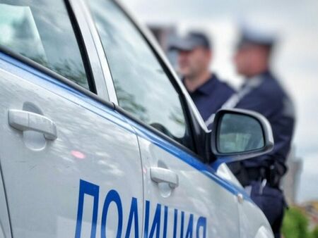 Бесен мъж сряза вратата на гаджето си с моторен трион