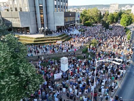 Искаме си кмета, мафиотска държава не ни трябва, скандират на протест във Варна