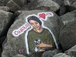 Художник увековечи загиналата Сияна върху скалите в Приморско (СНИМКИ)
