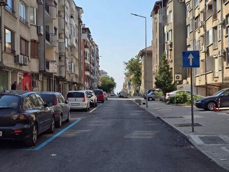 И тази улица в бургаския жк "Възраждане" посиня