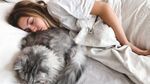 Ужасяваща причина кара котката да спи до вас