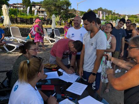 Плувният маратон в Созопол събра рекорден брой участници, довечера предстои кулминацията на празника на града