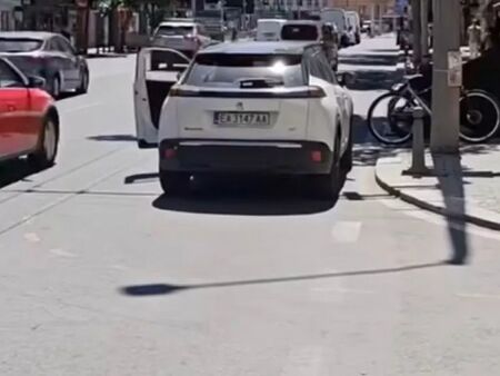 Щракнаха в нарушение депутат от ПП-ДБ, прави забранен обратен на ключово кръстовище