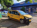 Това е таксиметровият автомобил след сблъсъка