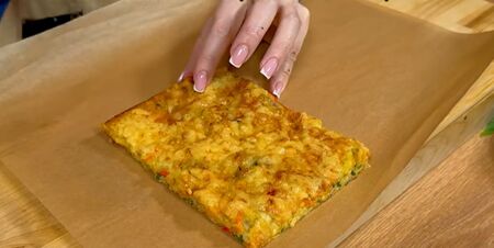 Настъргвам 2 тиквички, чуквам 3 яйца и става по-вкусно от пица