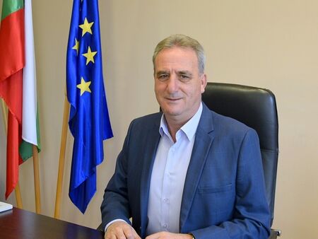 В Айтос обновяват автопарка на Общината - заменят старите коли с електрически