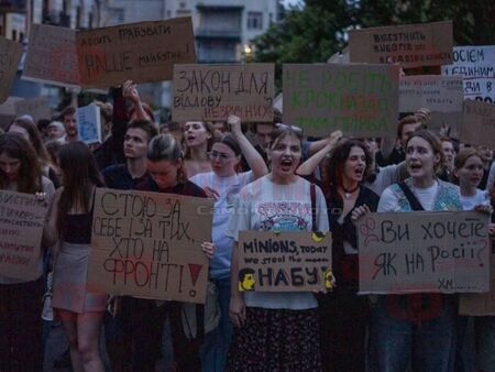 Украйна въстана срещу Зеленски заради новия антикорупционен закон и президентът обеща промени