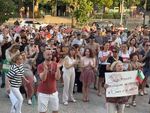 Защо пускате убийците на свобода, а Благо е в ареста, пише на един от плакатите