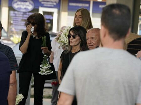Хиляди на опашка, за да се сбогуват с Тодор Славков