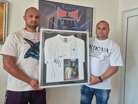 Тениската на Хамзат Чимаев помогна на Белослава със значителна сума