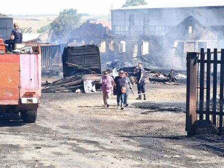 Започна огледът сред тлеещите останки на завода в Средец