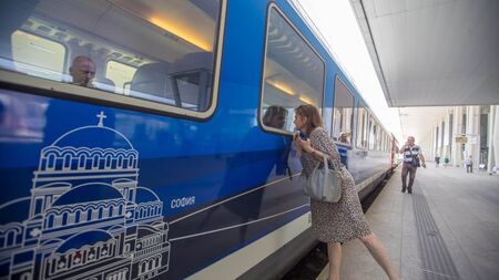 БДЖ днес: Над 50°C във вагоните, без климатици и масички на ластик
