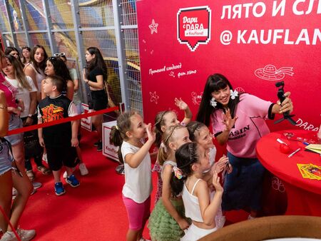 Стотици чакат на опашка за автограф от Дара