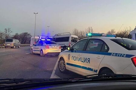 Извънредно: Шофьор на кола, натъпкана с мигранти, опита да прегази граничар при гонка