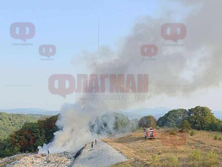 Гори сметището край Малко Търново, пожарникари са на крак