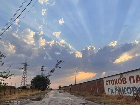 Буря удари Раковски - има паднали стълбове, дървета и комини, част от града остана без ток
