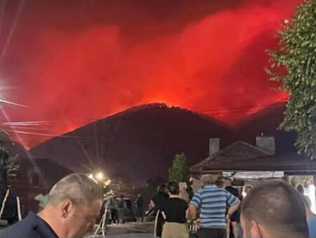 Плоски се пребори с огъня, местните са герои