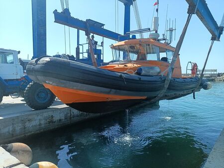 След 3 часа в неизвестност - спасиха мъж, отнесен с падълборд в морето край Несебър