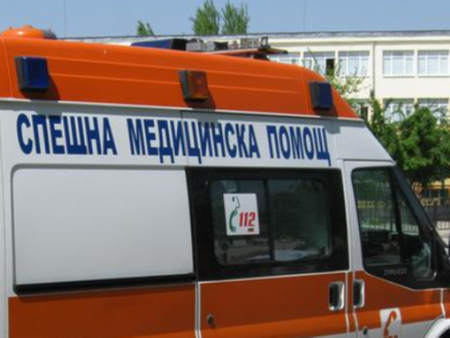 Бургазлии се удариха с колите си край града, ранена е 46-годишна жена