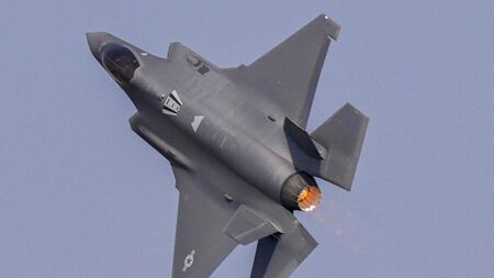 Изтребител F-35 се разби в Калифорния