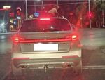 Шофьор повози 4-годишно дете на люка на джипа си край Първо Районно (СНИМКА)