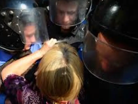 Украинки влязоха в сблъсък с полицията заради готвената мобилизация на мъжете им