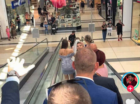 Може да сте видели всичко в този живот, но не и сватба в мол "Плаза" в Бургас