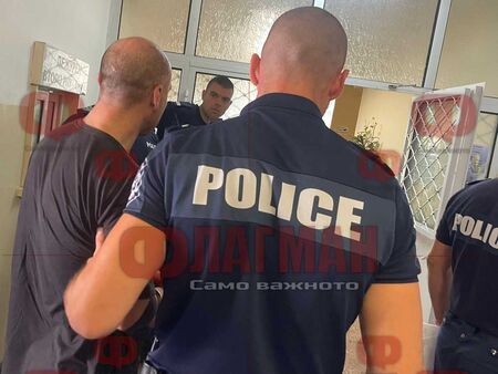 Доведоха с белезници във Второ РУ Явор Бахура, той прекрачи прага все едно си влиза у дома