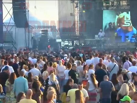 Зрелище в небето над Бургас заради Spice Music Festival