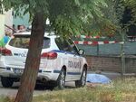 Безжизненото тяло на самоубиеца остана да лежи върху асфалта пред блок 39 в ж.к. „Зорница“