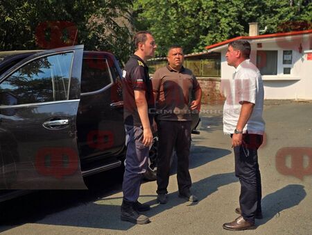 Вятърът утихна има надежда за справяне със стихията Два хеликоптера