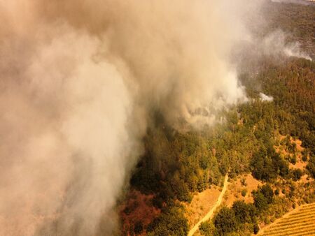 Огнената стихия в Сунгурларско отново се разрасна, застрашено е село Скала