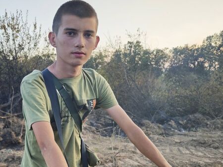 Младият герой Даниел четвърти ден се бори с огнената стихия в Сунгурларе, помага дори на животните