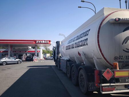 Извънредни доставки спасяват Южното Черноморие от безпрецедентна криза с бензина