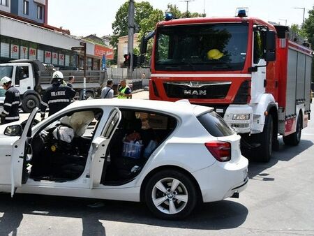 Пловдивчанин блъсна с колата си Пожарна с включени светлини и сирени в жк. "Меден рудник"