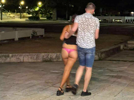 Тийнейджърка напуска дискотека по розови прашки, свидетели в потрес