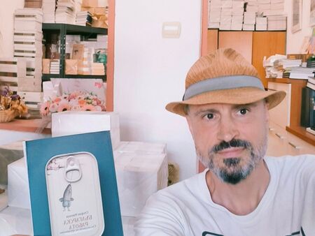 Няма случайни неща в 42 разказа на Стефан Минчев в новата му книга „Българска работа. Съгласуване на времената"