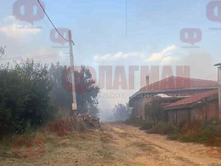 9 пожарни и хеликоптер гасят огъня, вижте ексклузивни кадри от село Скала