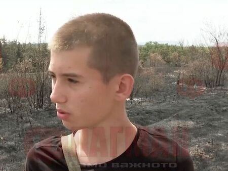 16-годишният Даниел носи вода на пожарникарите край Скала, а едната му подметка е разтопена от огъня