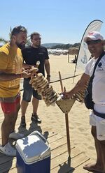 Евродепутат набива геврек на плажа в Приморско, компания му прави кметът Иван Гайков