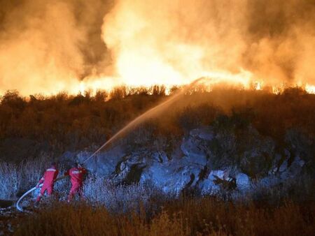 Евакуираха болница и два квартала заради огромен пожар в Албания