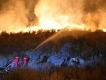 Евакуираха болница и два квартала заради огромен пожар в Албания
