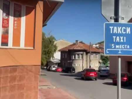 Таксиметров шофьор твърди, че е жестоко пребит след спор за паркиране
