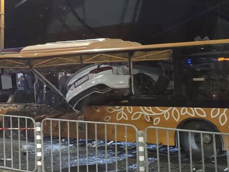 Ново ВИДЕО показа как 21-годишният Виктор връхлита автобуса с Аудито в София