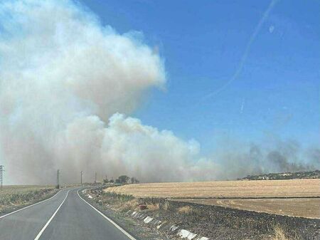 Голям пожар настъпва към вилна зона Българово