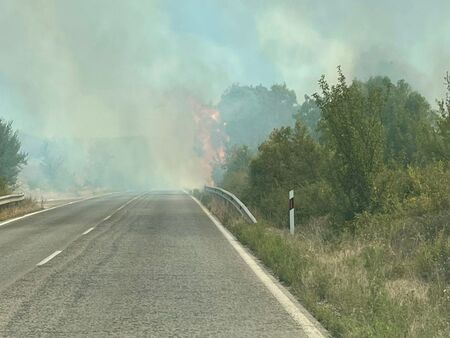 Камион подпали 3 пожара в България, огънят достигна дворовете на 2 къщи и застрашава военен завод